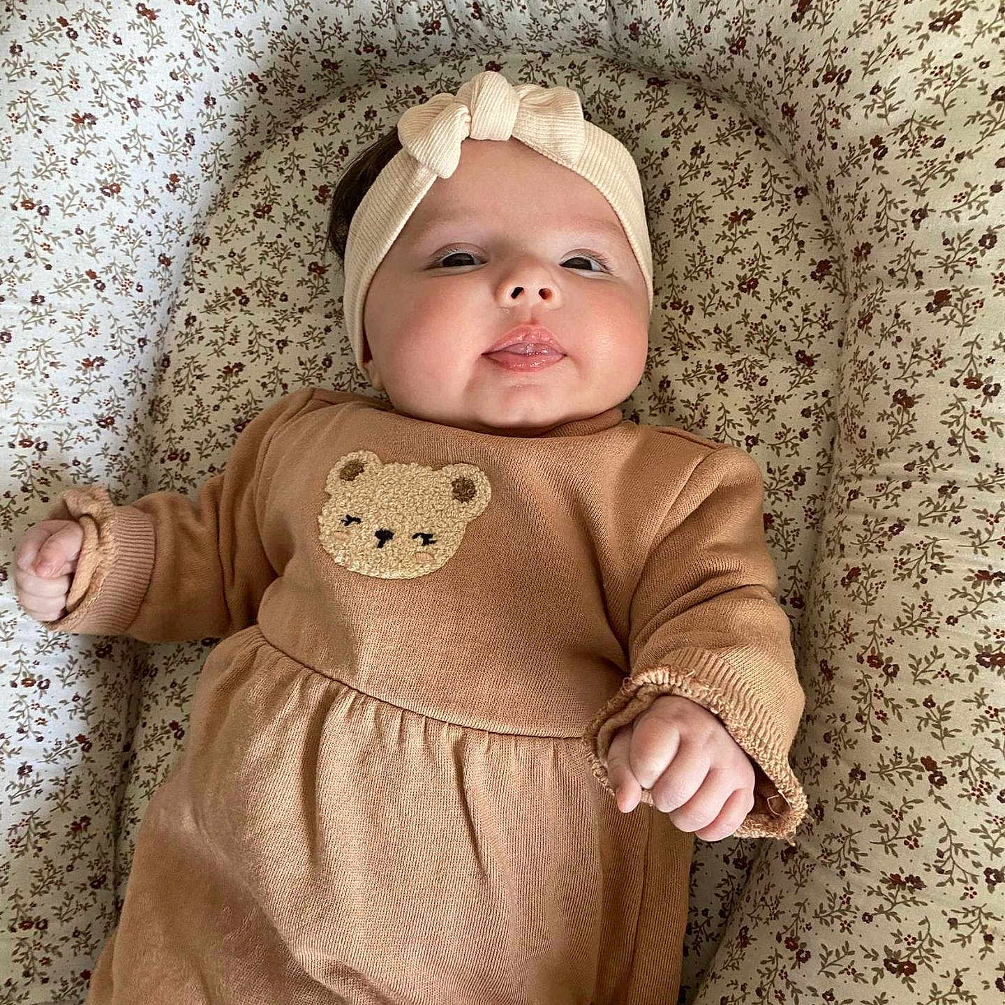 Jade participe au concours pour gagner de l'argent avec cette photo : baby, clothing, crib, face, furniture, head, infantbed, person, sleeve