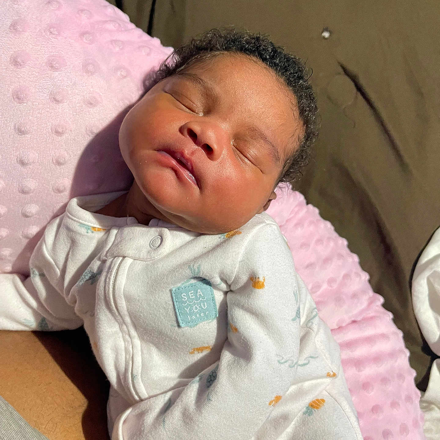 Dzari is registered to the contest to win money with this photo: architecture, baby, blanket, building, childbirth, clothing, crying, cushion, face, glove, head, homedecor, hospital, newborn, person, photography, portrait, sad, sleeping