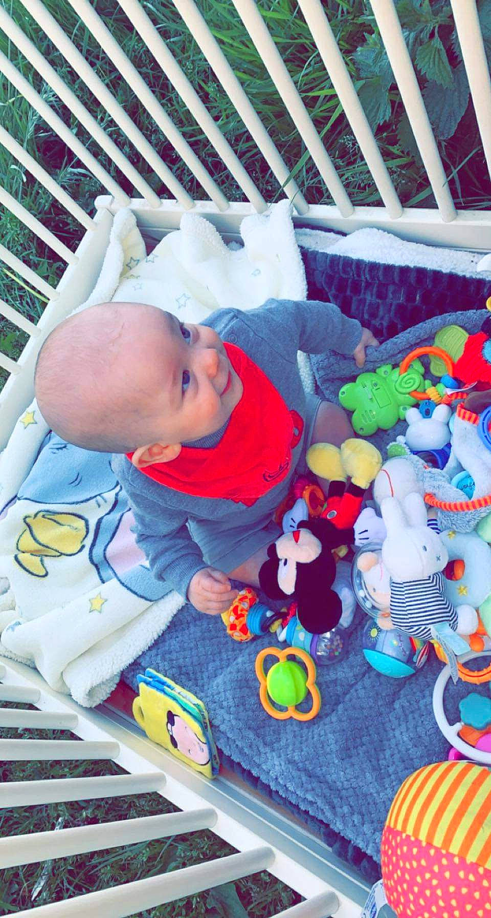 Amadéo participe au concours pour gagner de l'argent avec cette photo : baby, baby_safety, baby_sleeping, baby_toddler_clothing, bed, bedding, blue, child, comfort, cradle, green, head, infant_bed, linens, mammal, organ, person, textile, toddler, toy