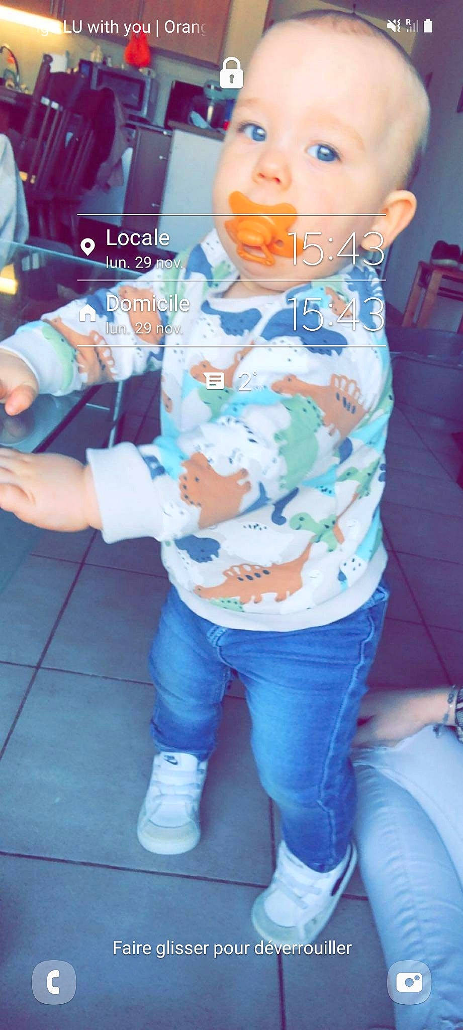 Amadéo participe au concours pour gagner de l'argent avec cette photo : blue, chest, clothing, cool, denim, electric_blue, fun, human_leg, jeans, joint, mouth, person, photograph, sleeve, standing, t_shirt, textile, thigh, toy, trunk