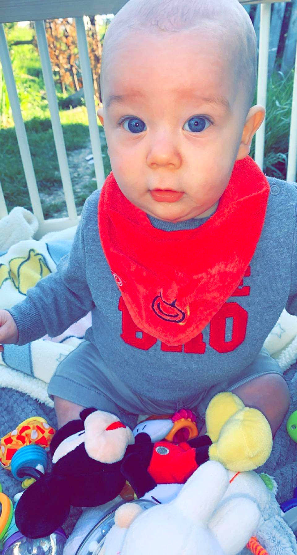 Amadéo a rejoint le concours — aidez-le/la à gagner de superbes lots ! baby, baby_toddler_clothing, black, blue, cheek, face, facial_expression, finger, grass, happy, head, human_body, mouth, nose, person, photograph, plant, product, skin, toddler