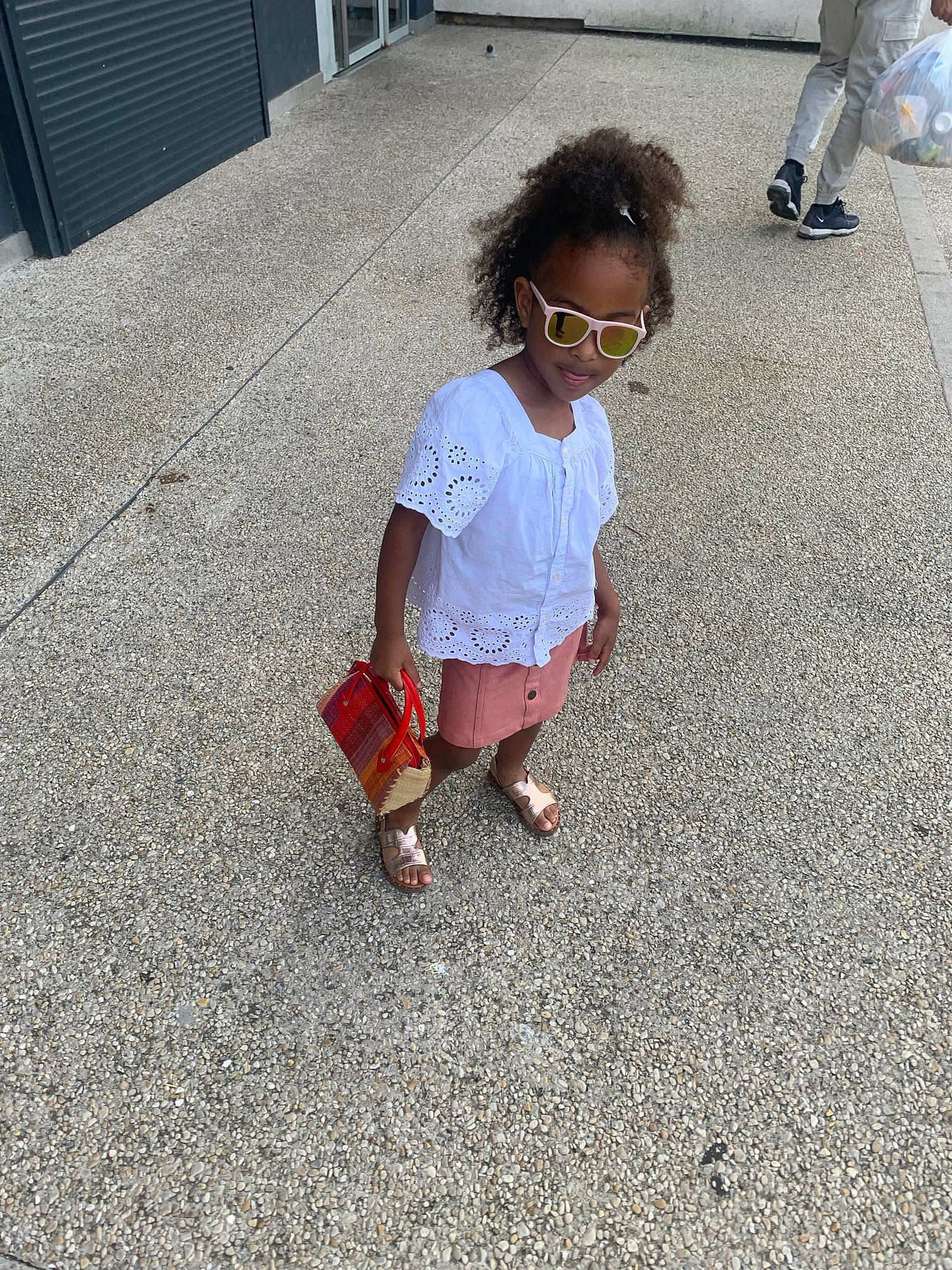 Lina participe au concours pour gagner de l'argent avec cette photo : asphalt, city, concrete, eyewear, flooring, foot, grass, human_leg, leg, leisure, pedestrian, person, road, road_surface, shoe, sidewalk, sneakers, sunglasses, tar, tints_and_shades