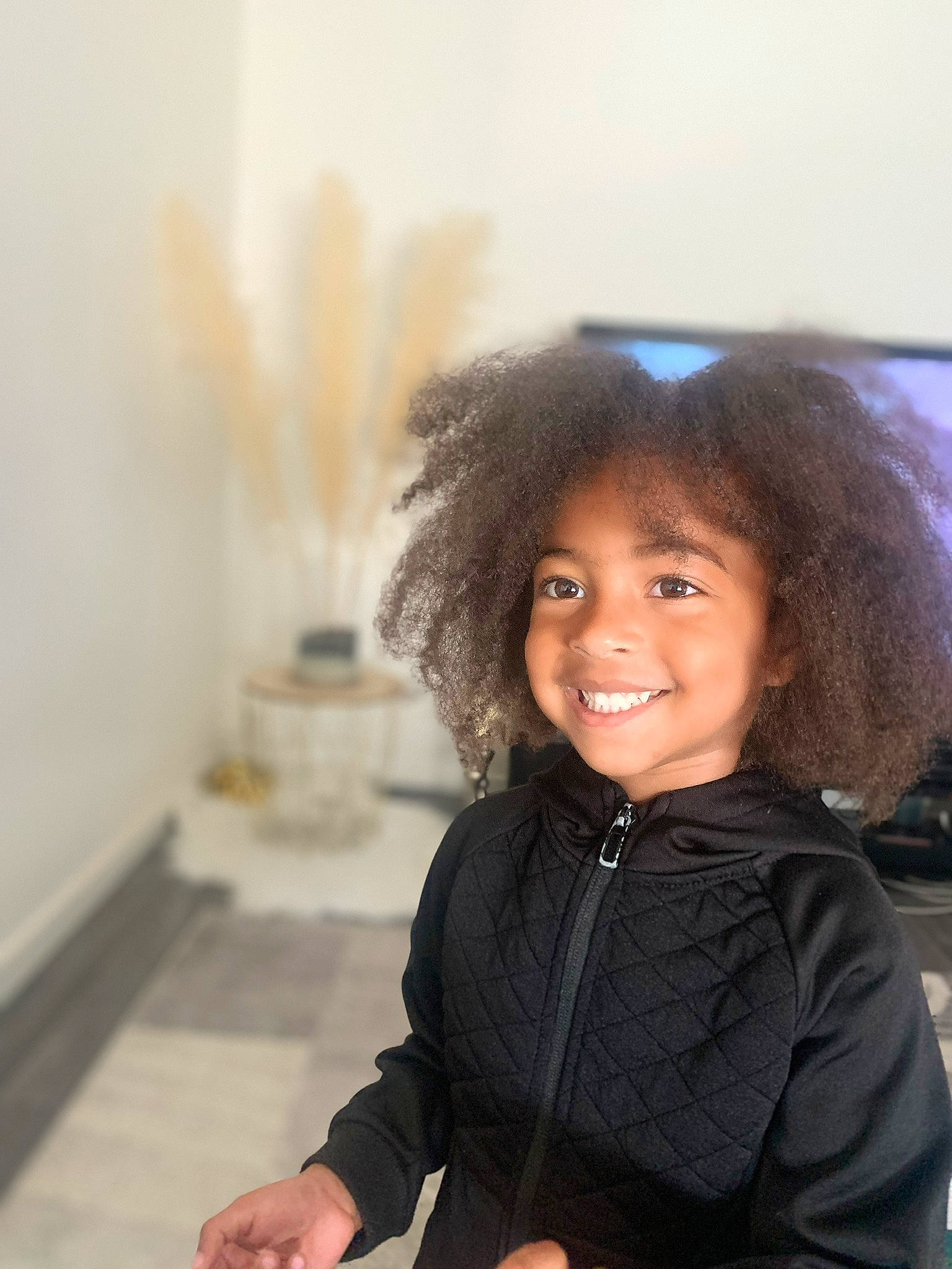 Lina participe au concours pour gagner de l'argent avec cette photo : cheek, child, facial_expression, fashion_design, flash_photography, flooring, fun, fur, happy, iris, jacket, joy, lip, person, portrait, portrait_photography, room, sitting, skin, sleeve