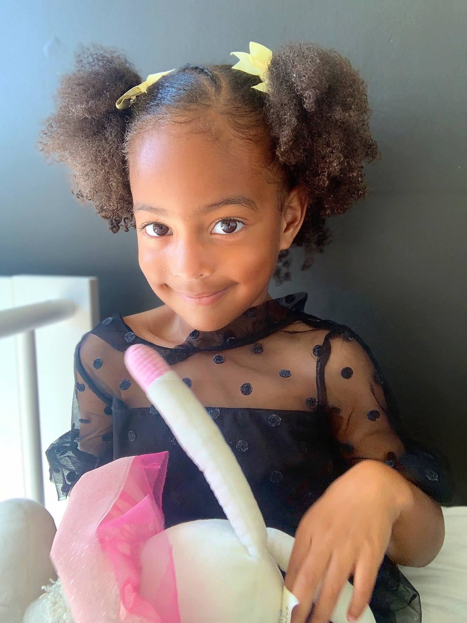 Lina participe au concours pour gagner de l'argent avec cette photo : audio_equipment, baby_toddler_clothing, black_hair, child, doll, fashion_accessory, fashion_design, finger, hair, happy, head, headband, jewellery, joy, person, skin, sleeve, smile, thigh, thumb