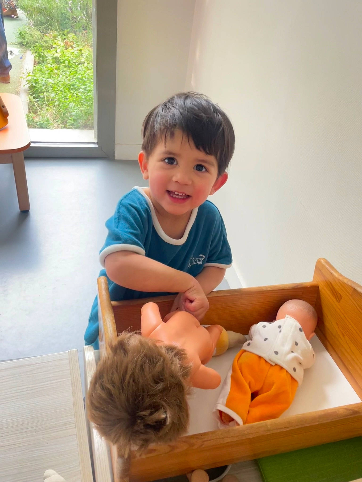 Simon participe au concours pour gagner de l'argent avec cette photo : baby, baby_toddler_clothing, child, comfort, event, flooring, fun, happy, joy, leisure, person, play, room, sharing, shorts, sitting, smile, t_shirt, toddler, vacation