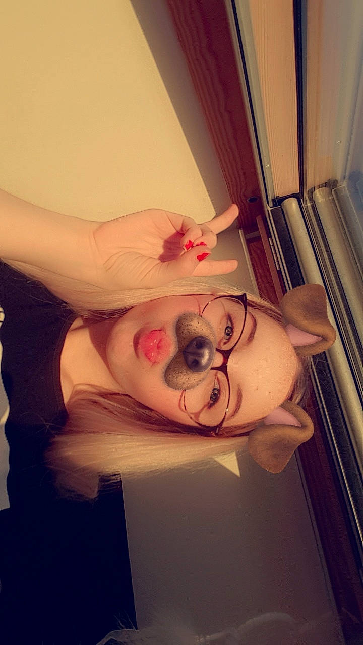 Anaëlle a rejoint le concours — aidez-le/la à gagner de superbes lots ! arm, flesh, gesture, hand, leg, mirror, person, photography, selfie