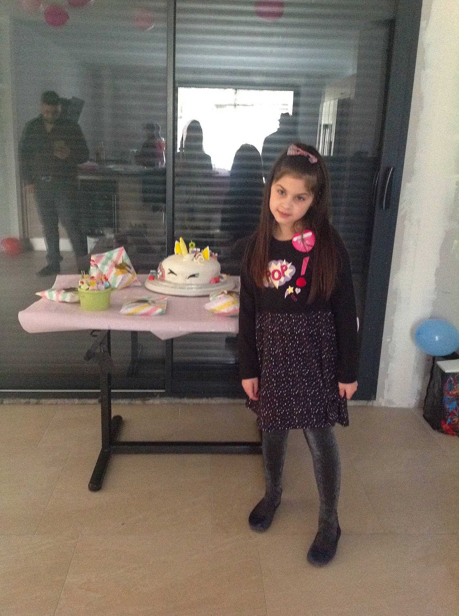 Eva participe au concours pour gagner de l'argent avec cette photo : child, footwear, person, shoe, tights