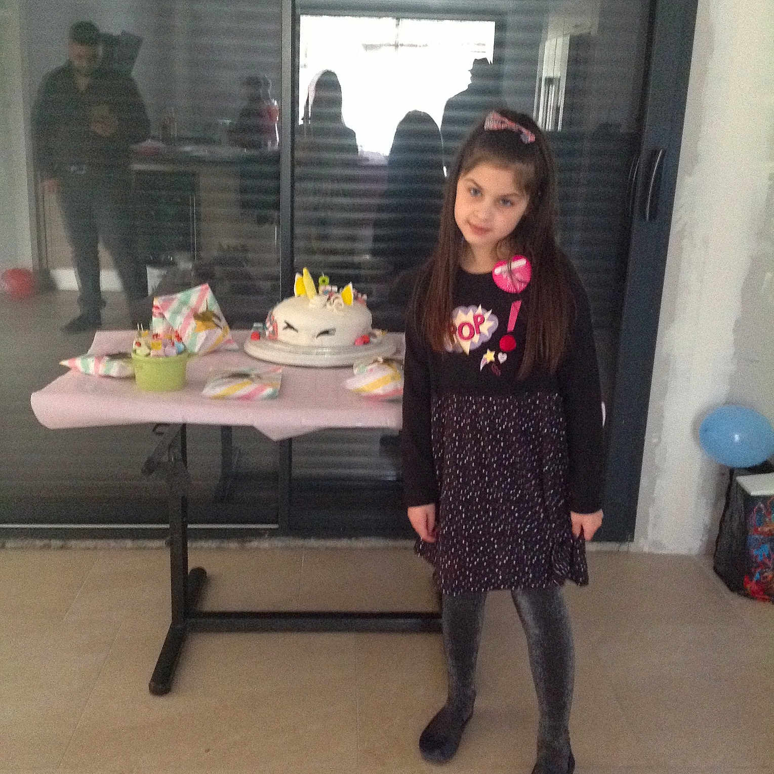 Eva participe au concours pour gagner de l'argent avec cette photo : child, footwear, person, shoe, tights