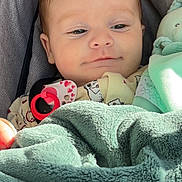 Léna participe au concours pour gagner de l'argent avec cette photo : baby, blanket, pacifier, infant, clothing, face, child, soft, cute, indoors, closeup, comfort, resting, sleepy, cozy, fabric, head, young, portrait, carseat