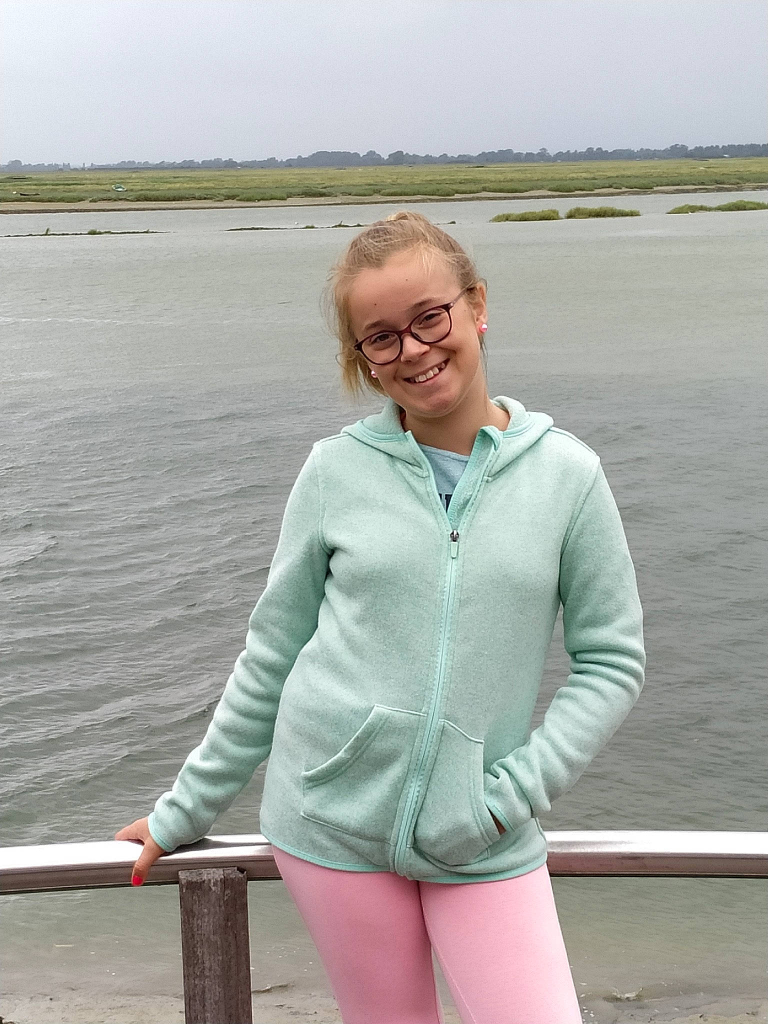 Lilou participe au concours pour gagner de l'argent avec cette photo : blond, joy, lady, leg, leisure, neck, outerwear, person, pink, sea, skin, sleeve, summer, top, tourism, vacation