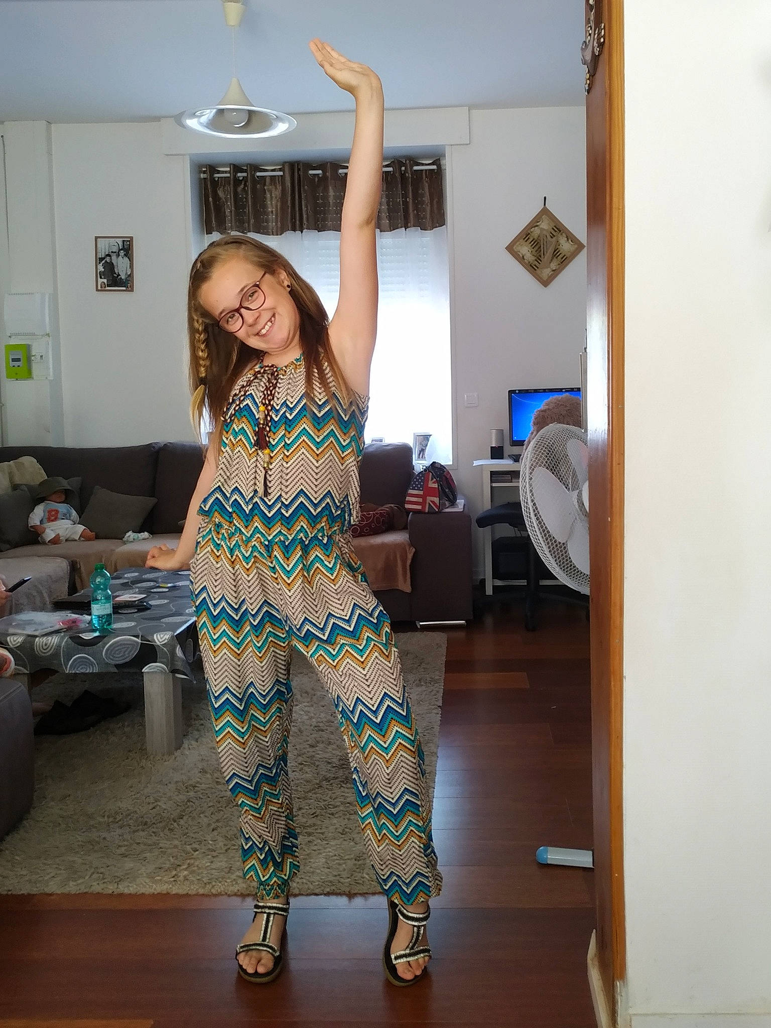 Lilou participe au concours pour gagner de l'argent avec cette photo : abdomen, clothing, dress, fashion, fashion_accessory, fashion_design, joy, leg, leggings, long_hair, pattern, person, photography, shoulder, sportswear, style, trousers, waist, yellow