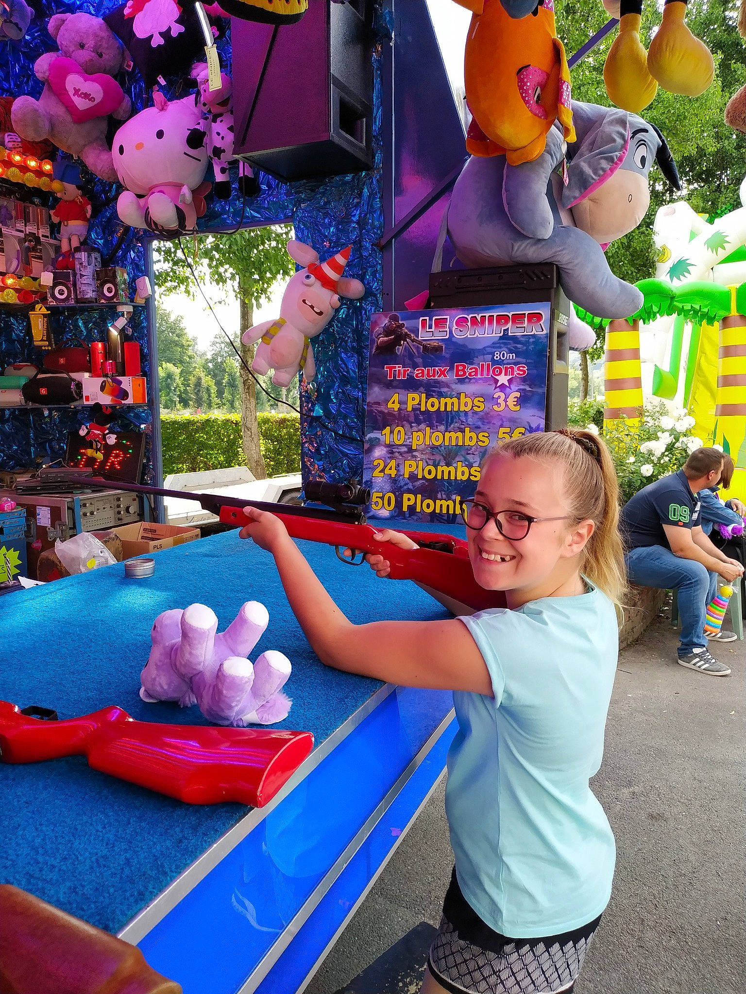 Lilou a rejoint le concours — aidez-le/la à gagner de superbes lots ! amusement_park, animation, balloon, child, fair, fun, games, joy, leisure, magenta, party, party_supply, person, play, playground, recreation, toddler, vacation, world