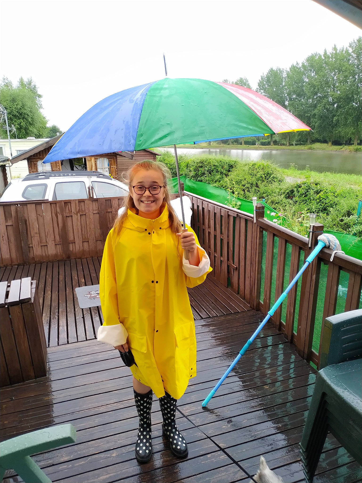 Lilou participe au concours pour gagner de l'argent avec cette photo : fashion_accessory, joy, outerwear, person, rain, raincoat, umbrella