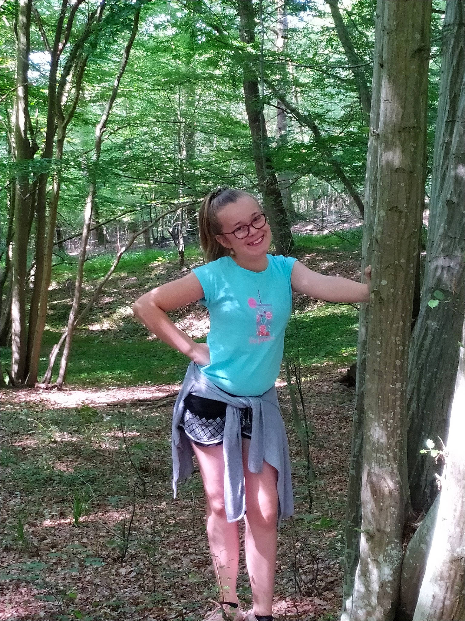 Lilou participe au concours pour gagner de l'argent avec cette photo : forest, joy, jungle, person, plant, recreation, tree, trunk, woodland