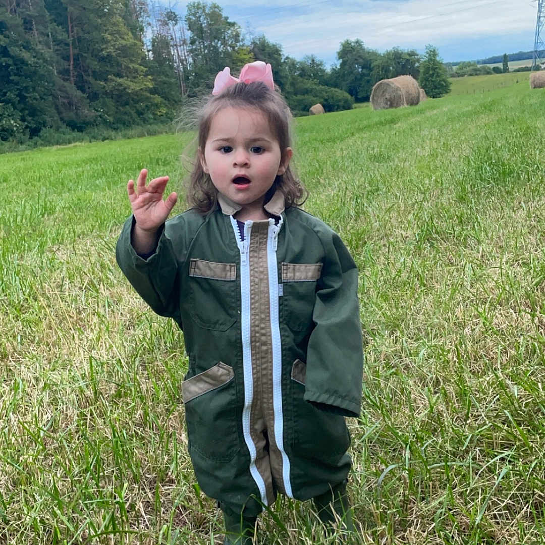 Cléophée a rejoint le concours — aidez-le/la à gagner de superbes lots ! child, clothing, coat, countryside, face, farm, field, grass, grassland, head, jacket, nature, outdoors, pasture, person, photography, plant, portrait, rural, vegetation