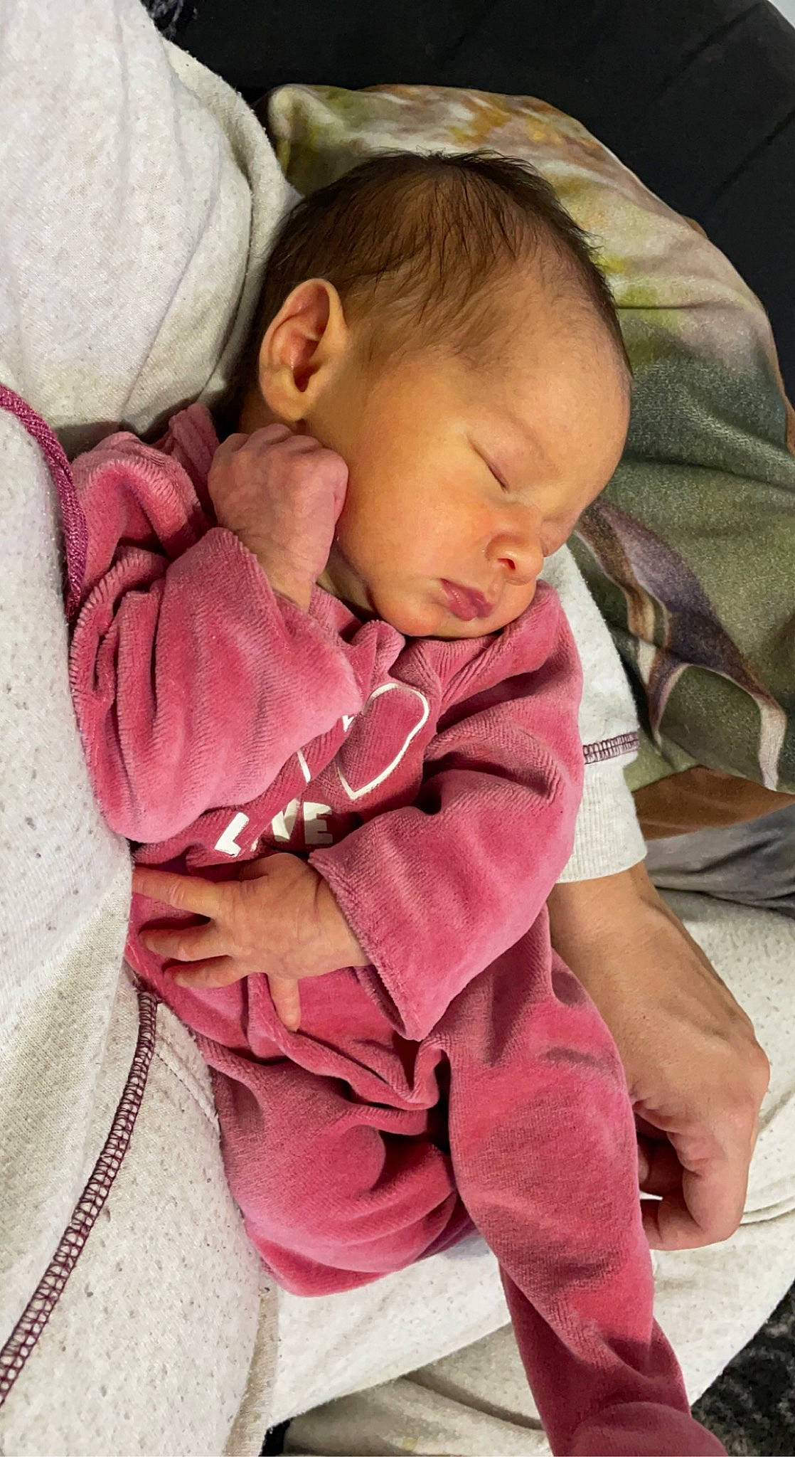 Cléophée a rejoint le concours — aidez-le/la à gagner de superbes lots ! baby, baby_products, baby_sleeping, baby_toddler_clothing, bedtime, carmine, cheek, child, comfort, happy, linens, magenta, mouth, person, pink, room, sitting, skin, sleeve, textile