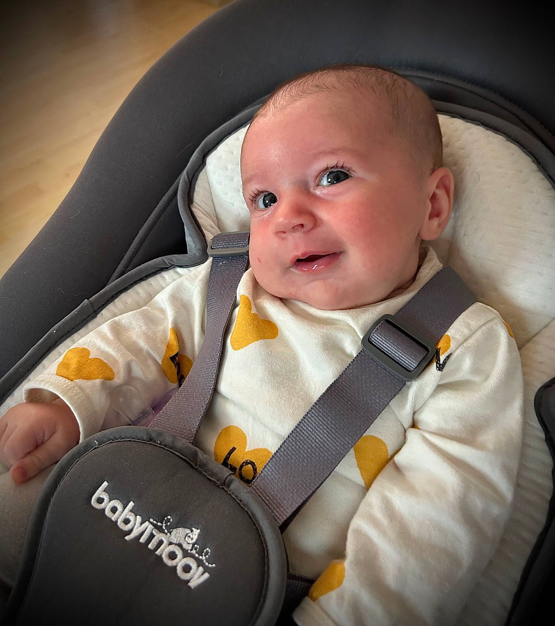 Lia participe au concours pour gagner de l'argent avec cette photo : auto_part, baby, baby_carriage, baby_in_car_seat, baby_products, baby_safety, baby_toddler_clothing, car_seat, cheek, child, chin, collar, comfort, facial_expression, happy, outerwear, person, smile, textile, tie