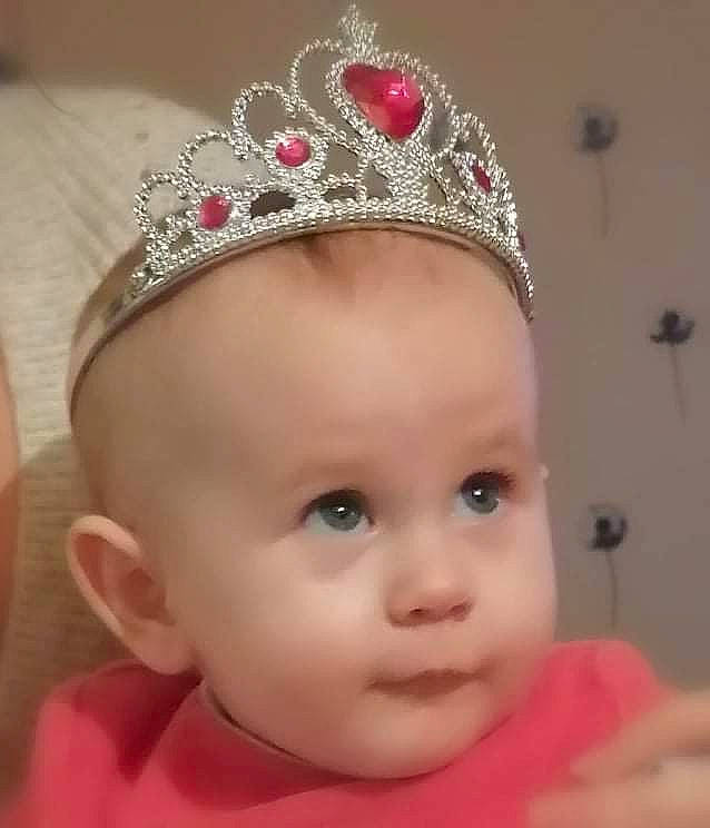 Abby a rejoint le concours — aidez-le/la à gagner de superbes lots ! baby_toddler_clothing, cap, cheek, chin, ear, eye, eyebrow, eyelash, face, finger, forehead, happy, head, headgear, headpiece, iris, lip, neck, person, skin