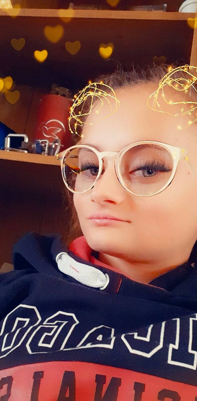 Amelie a rejoint le concours — aidez-le/la à gagner de superbes lots ! black_hair, cheek, chin, cool, ear, eye_glass_accessory, eyebrow, eyelash, eyewear, flash_photography, forehead, fun, happy, headgear, jaw, lip, nose, person, selfie, street_fashion