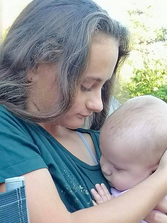 Amelie participe au concours pour gagner de l'argent avec cette photo : baby, beauty, child, facial_expression, fun, gesture, grass, hairstyle, happy, human, jewellery, leisure, mammal, people_in_nature, person, plant, skin, summer, toddler, tree