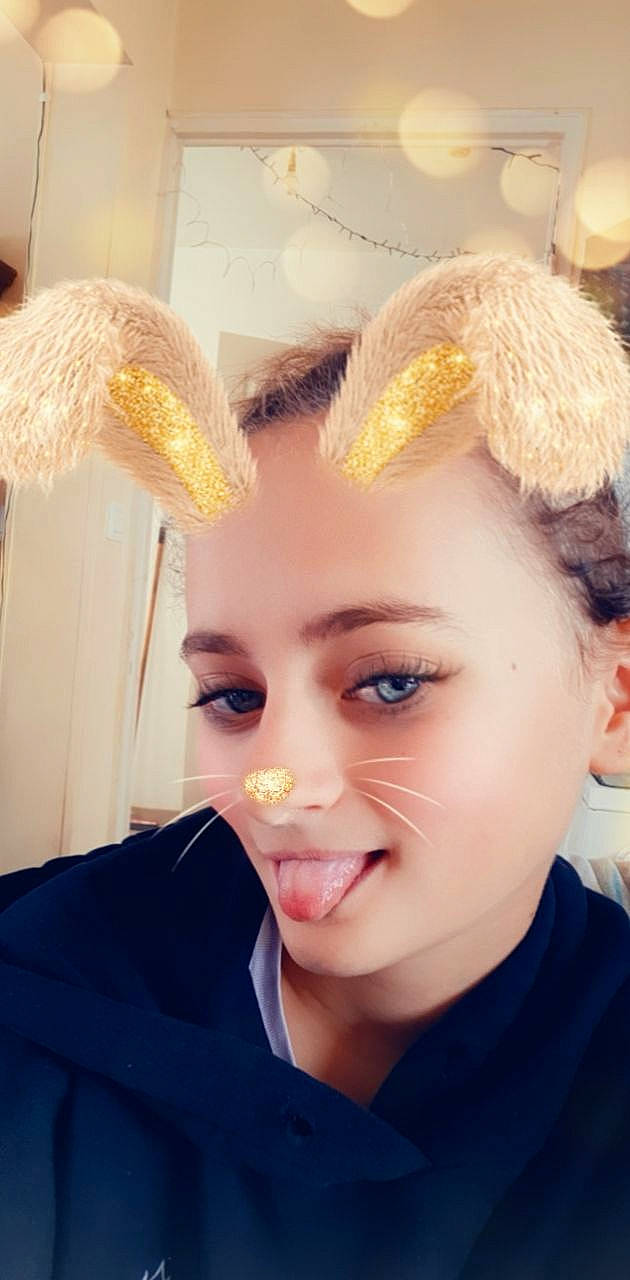 Amelie a rejoint le concours — aidez-le/la à gagner de superbes lots ! bridal_accessory, clothing, ear, event, eye, eyelash, eyewear, fashion_design, feather, flash_photography, gesture, happy, headpiece, human_body, iris, jaw, joy, lip, long_hair, makeover