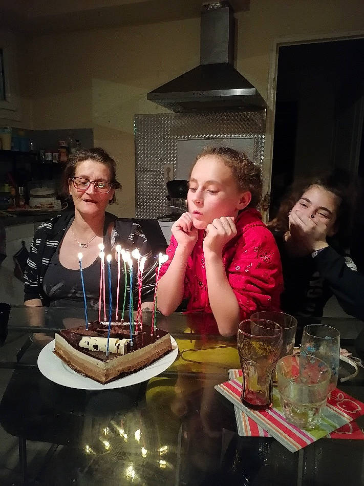 Amelie a rejoint le concours — aidez-le/la à gagner de superbes lots ! baked_goods, baking, birthday, birthday_cake, birthday_candle, cake, cake_decorating, cake_decorating_supply, candle, cuisine, dessert, drinkware, event, food, fun, joy, person, plate, sugar_cake, sweetness