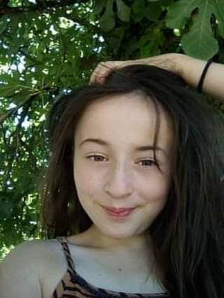 Nina participe au concours pour gagner de l'argent avec cette photo : cheek, chin, cool, eyebrow, eyelash, flash_photography, forehead, gesture, happy, iris, jaw, joy, lip, neck, nose, people_in_nature, person, plant, shoulder, skin