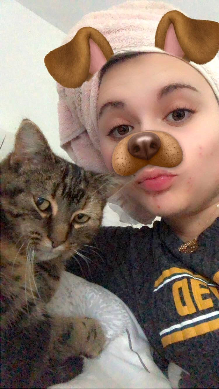 Choukett participe au concours pour gagner de l'argent avec cette photo : carnivore, cat, child, companion_dog, domestic_short_haired_cat, ear, facial_expression, fawn, felidae, fur, gesture, happy, interaction, nose, organ, paw, selfie, small_to_medium_sized_cats, snout, whiskers