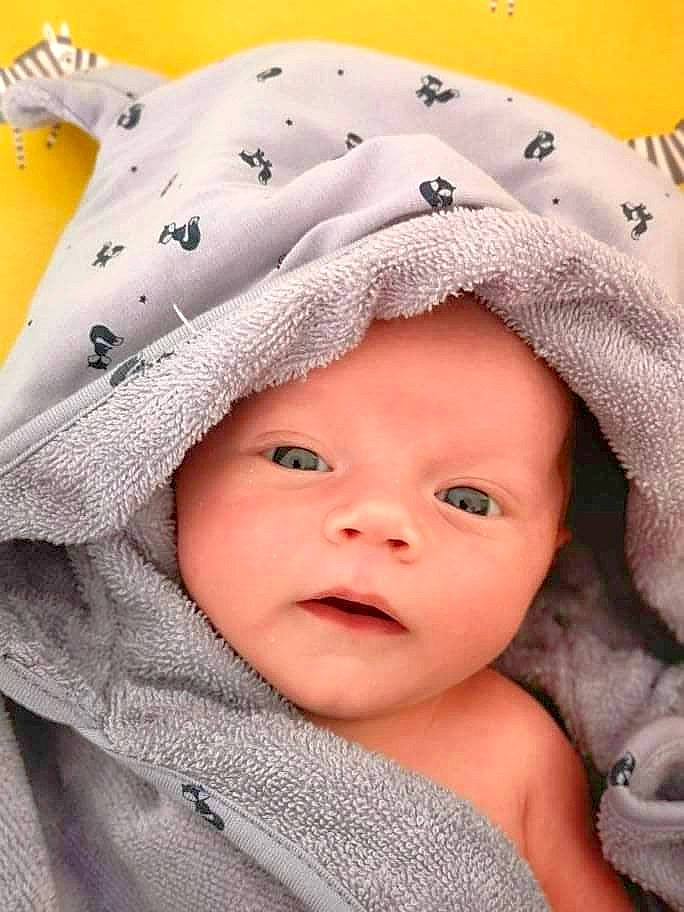 élie a rejoint le concours — aidez-le/la à gagner de superbes lots ! baby, baby_toddler_clothing, cap, cheek, chin, comfort, eye, eyebrow, happy, headgear, headwear, iris, lip, person, photograph, pink, skin, sleeve, smile, textile