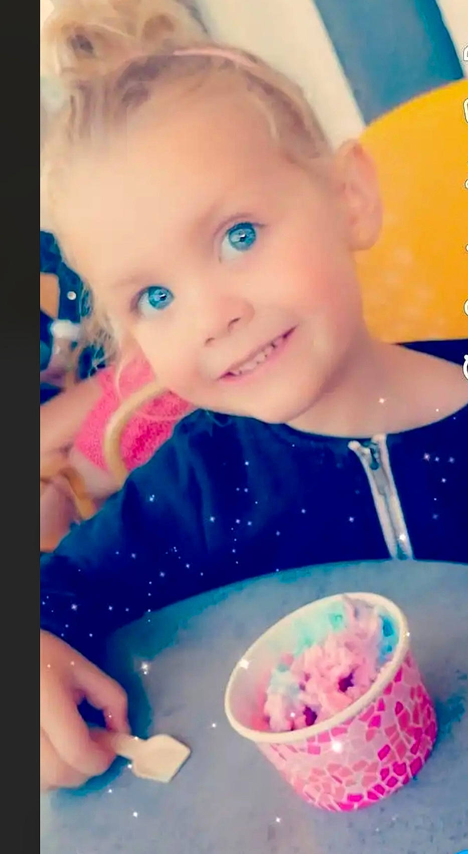 Layannah a rejoint le concours — aidez-le/la à gagner de superbes lots ! baby_toddler_clothing, blue, child, cream, cuisine, dessert, drinkware, face, finger, food, food_craving, fun, happy, ingredient, joy, person, pink, smile, sweetness, t_shirt