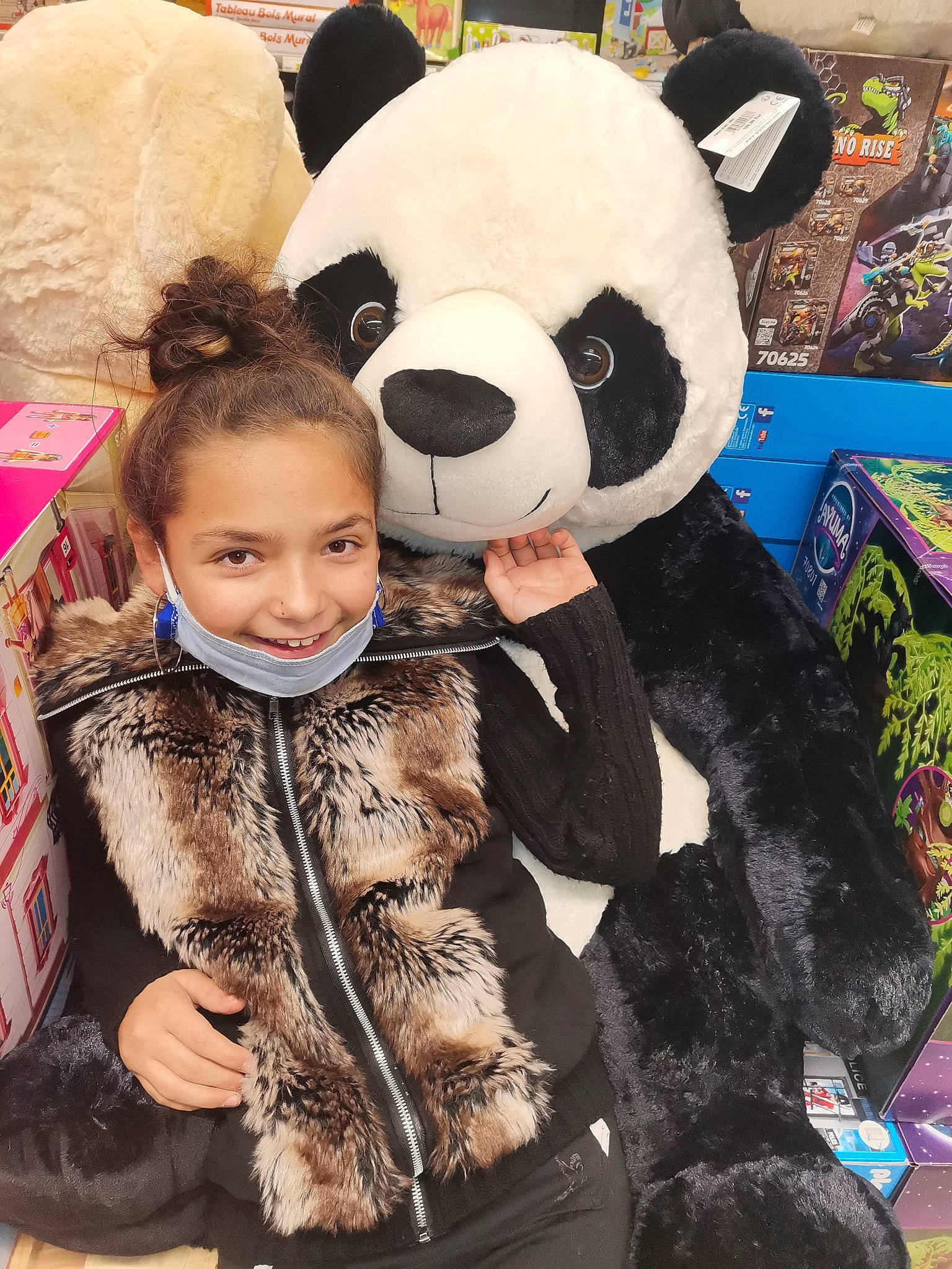 Lana participe au concours pour gagner de l'argent avec cette photo : animal_product, fun, fur, fur_clothing, happy, headgear, joy, mammal, natural_material, panda, person, photograph, plush, smile, snapshot, snout, street_fashion, stuffed_toy, terrestrial_animal, toy