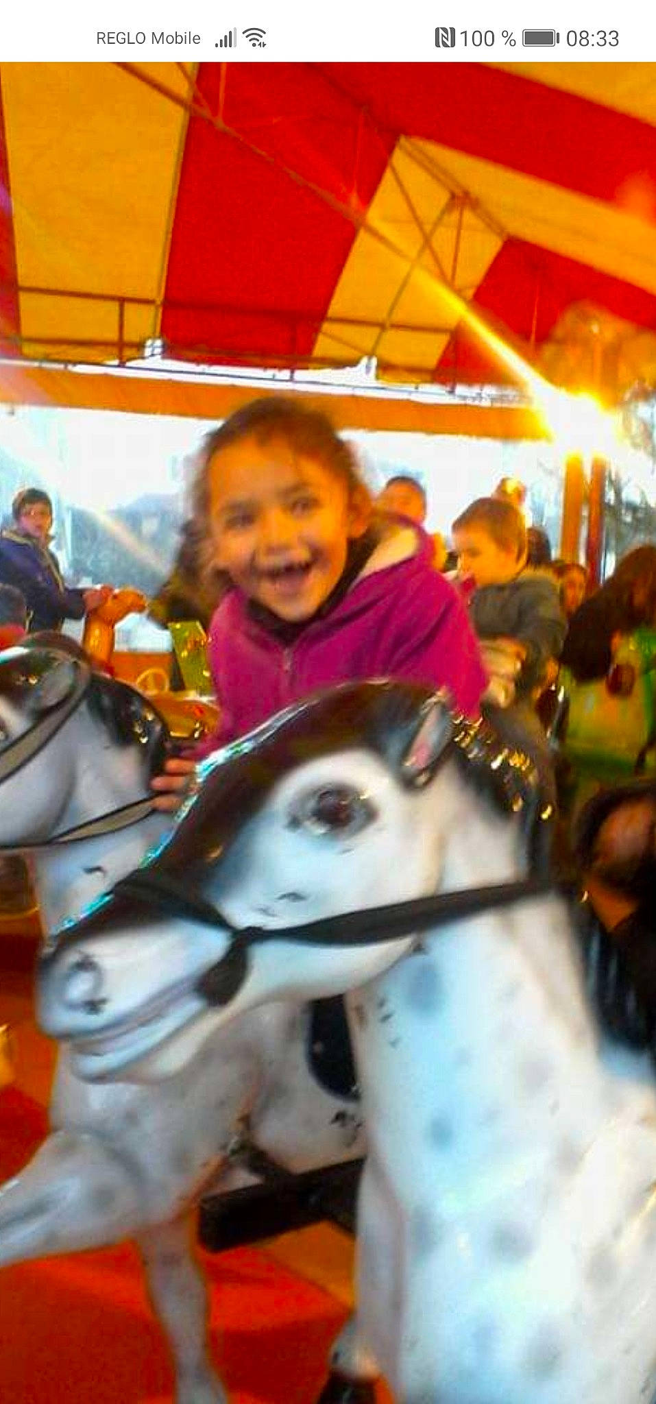 Lana a rejoint le concours — aidez-le/la à gagner de superbes lots ! amusement_park, amusement_ride, blurred, carousel, child, event, fair, fun, happy, horse, joy, leisure, nonbuilding_structure, outdoor_recreation, person, playground, recreation, smile, toddler, travel