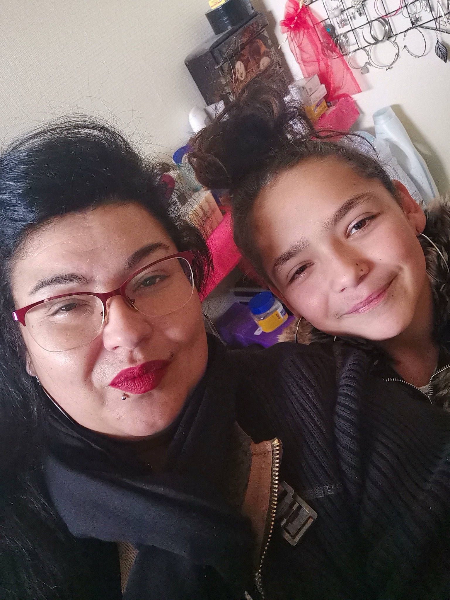 Lana participe au concours pour gagner de l'argent avec cette photo : black_hair, cheek, cool, event, eyebrow, eyewear, face, friendship, fun, glasses, happy, jacket, joy, lip, mouth, nose, outerwear, person, selfie, skin