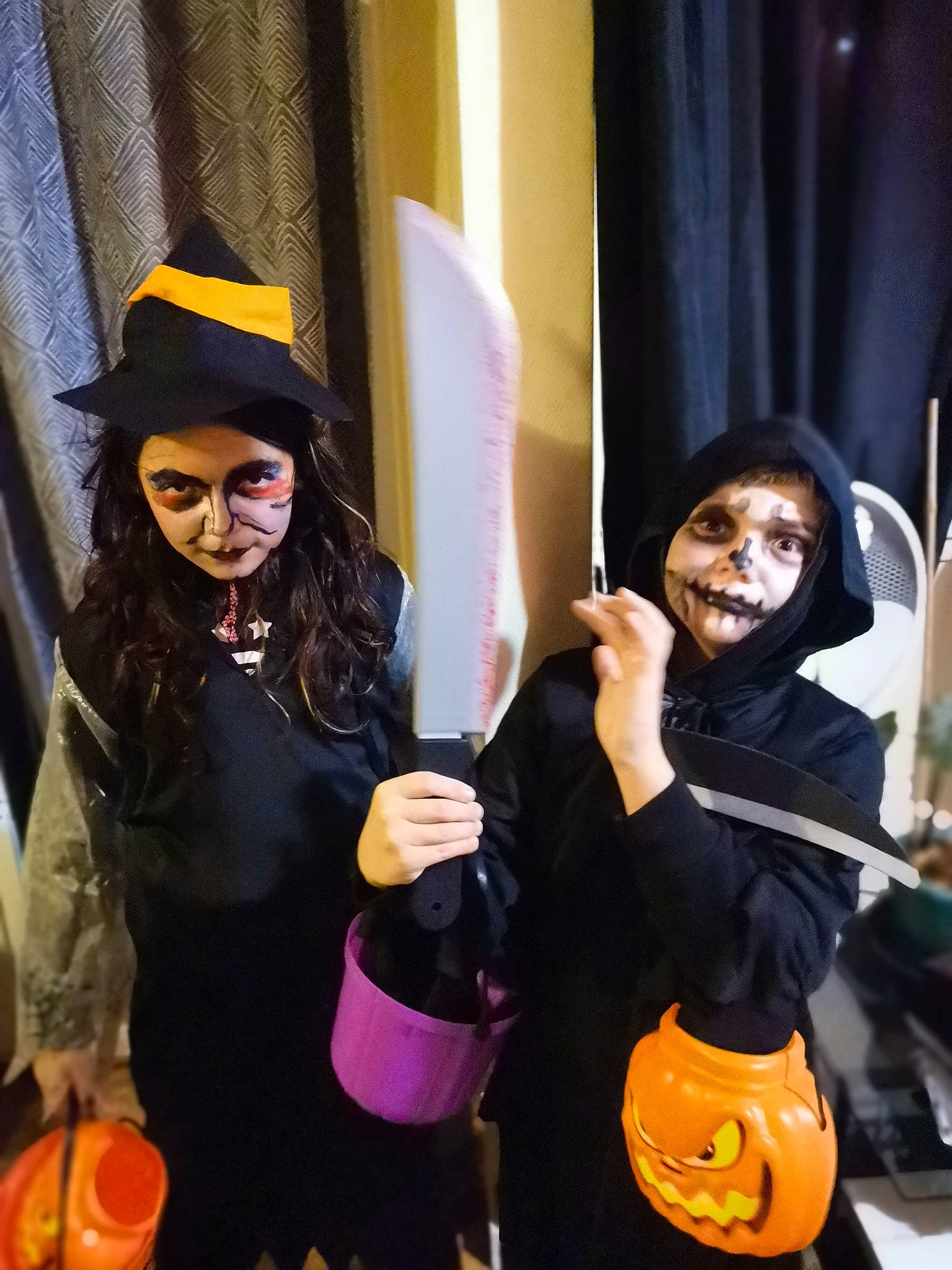 Sony a rejoint le concours — aidez-le/la à gagner de superbes lots ! beard, black_hair, cool, costume, curtain, event, eyewear, fashion_design, fictional_character, fun, gesture, glove, hat, headgear, musical_instrument, person, purple, street_fashion, sun_hat, tradition