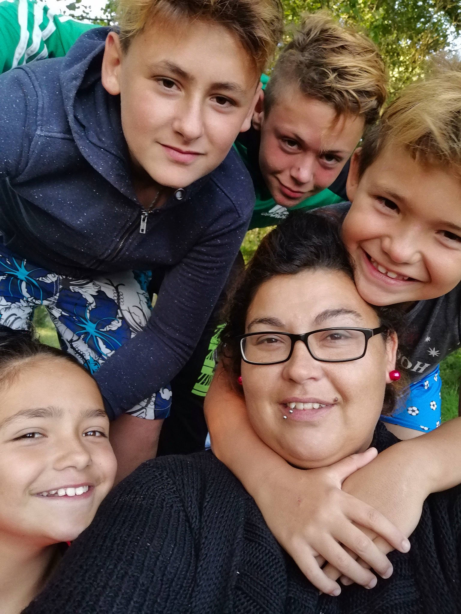 Sony a rejoint le concours — aidez-le/la à gagner de superbes lots ! chin, community, cool, eye, face, gesture, green, hair, hairstyle, hand, happy, head, human, interaction, joy, organ, people_in_nature, person, photograph, skin