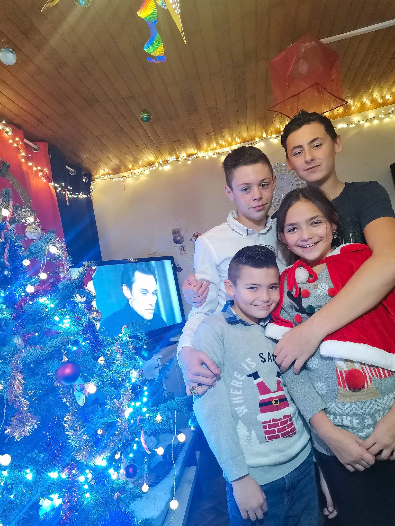 Sony a rejoint le concours — aidez-le/la à gagner de superbes lots ! christmas, christmas_tree, electric_blue, event, fun, happy, holiday, jeans, joy, leisure, light, ornament, party, person, recreation, red, smile, t_shirt, team, toddler