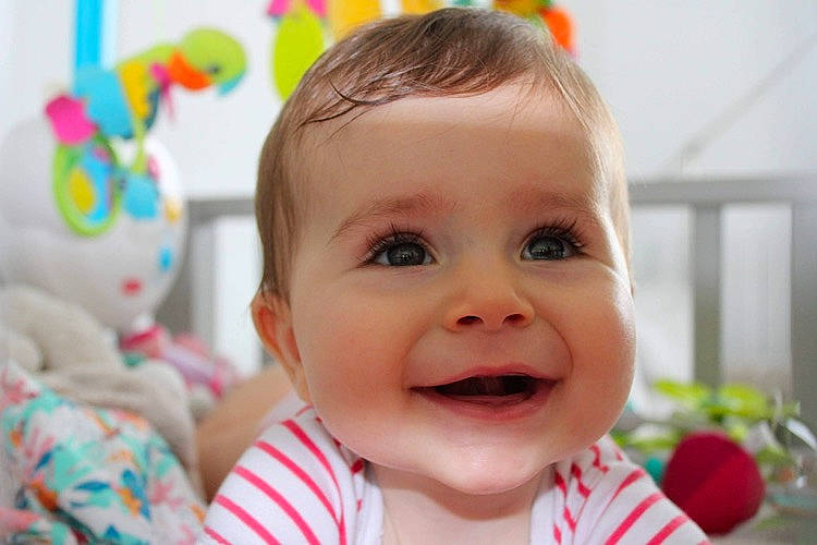 Jeanne a rejoint le concours — aidez-le/la à gagner de superbes lots ! baby, baby_playing_with_toys, baby_toddler_clothing, cheek, chin, ear, eye, eyelash, face, facial_expression, fun, happy, iris, joy, lip, nose, organ, person, product, skin