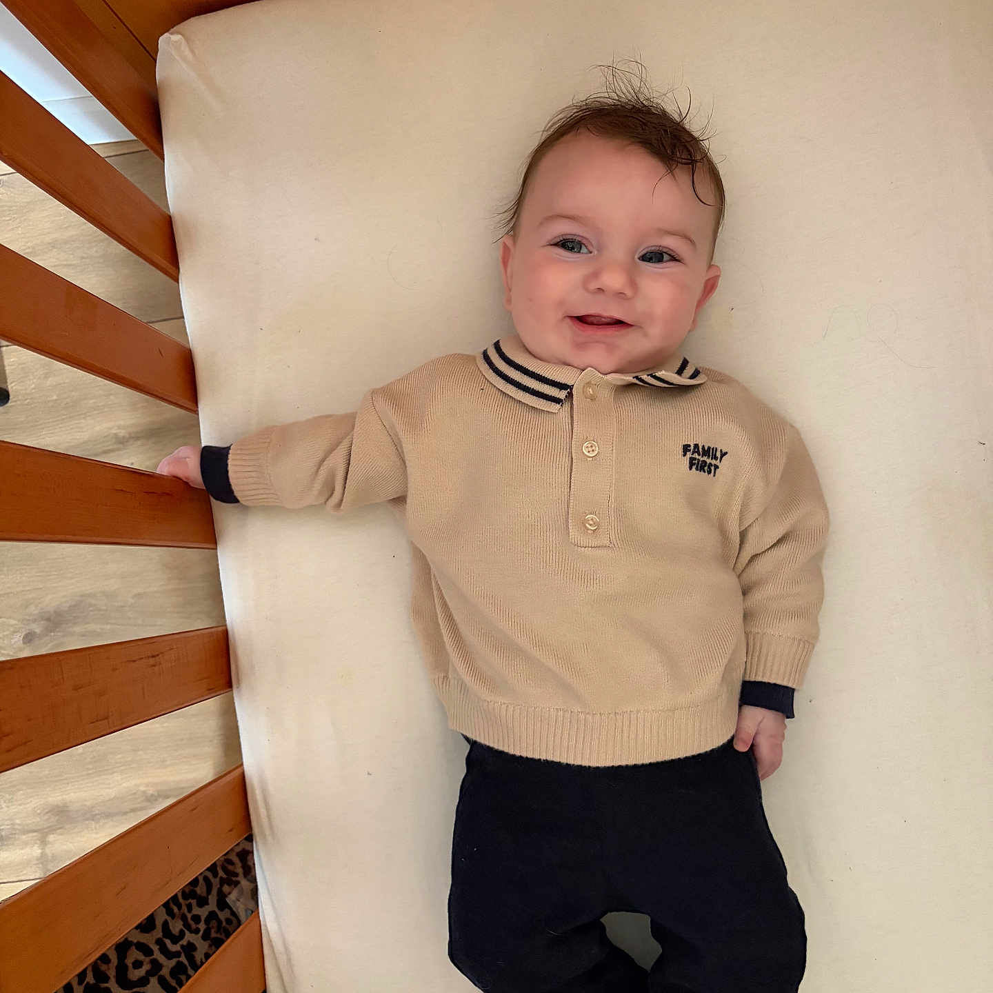 Lushenzo participe au concours pour gagner de l'argent avec cette photo : baby, bedding, collar, crib, cute, eyes, face, hair, hand, happy, indoor, infant, lying_down, mattress, pants, portrait, smile, socks, sweater, wooden_slats