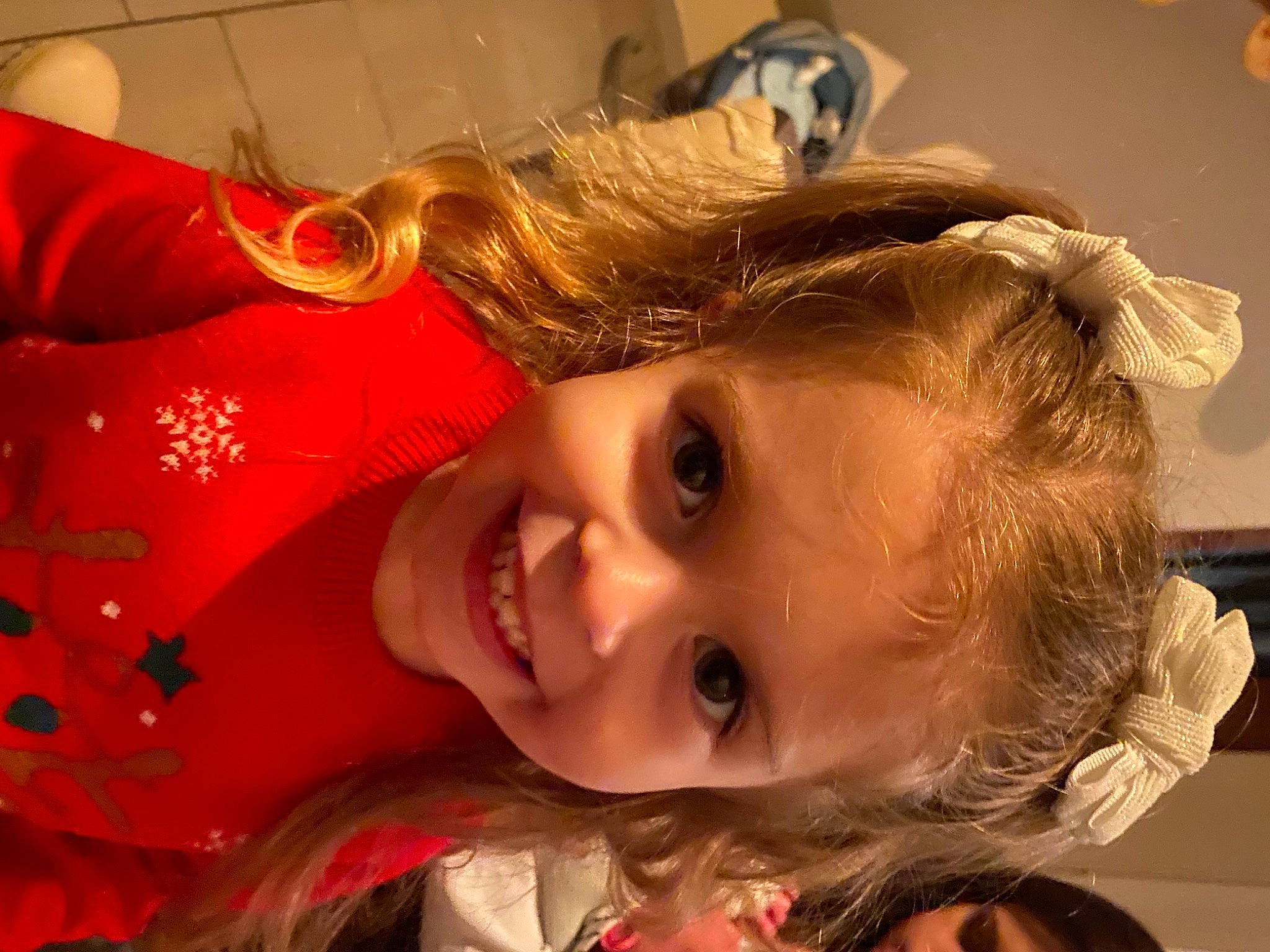 Calie participe au concours pour gagner de l'argent avec cette photo : blond, brown_hair, cheek, child, event, eye, eyebrow, eyelash, fashion_accessory, fun, happy, iris, joy, lip, mouth, neck, nose, person, skin, smile