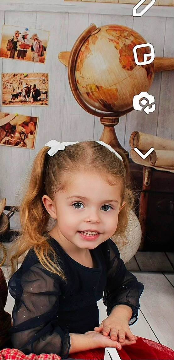 Calie a rejoint le concours — aidez-le/la à gagner de superbes lots ! beauty, blond, cheek, child, chin, drum, ear, eyelash, fun, hairstyle, happy, headgear, headpiece, iris, joy, long_hair, makeover, membranophone, person, picture_frame