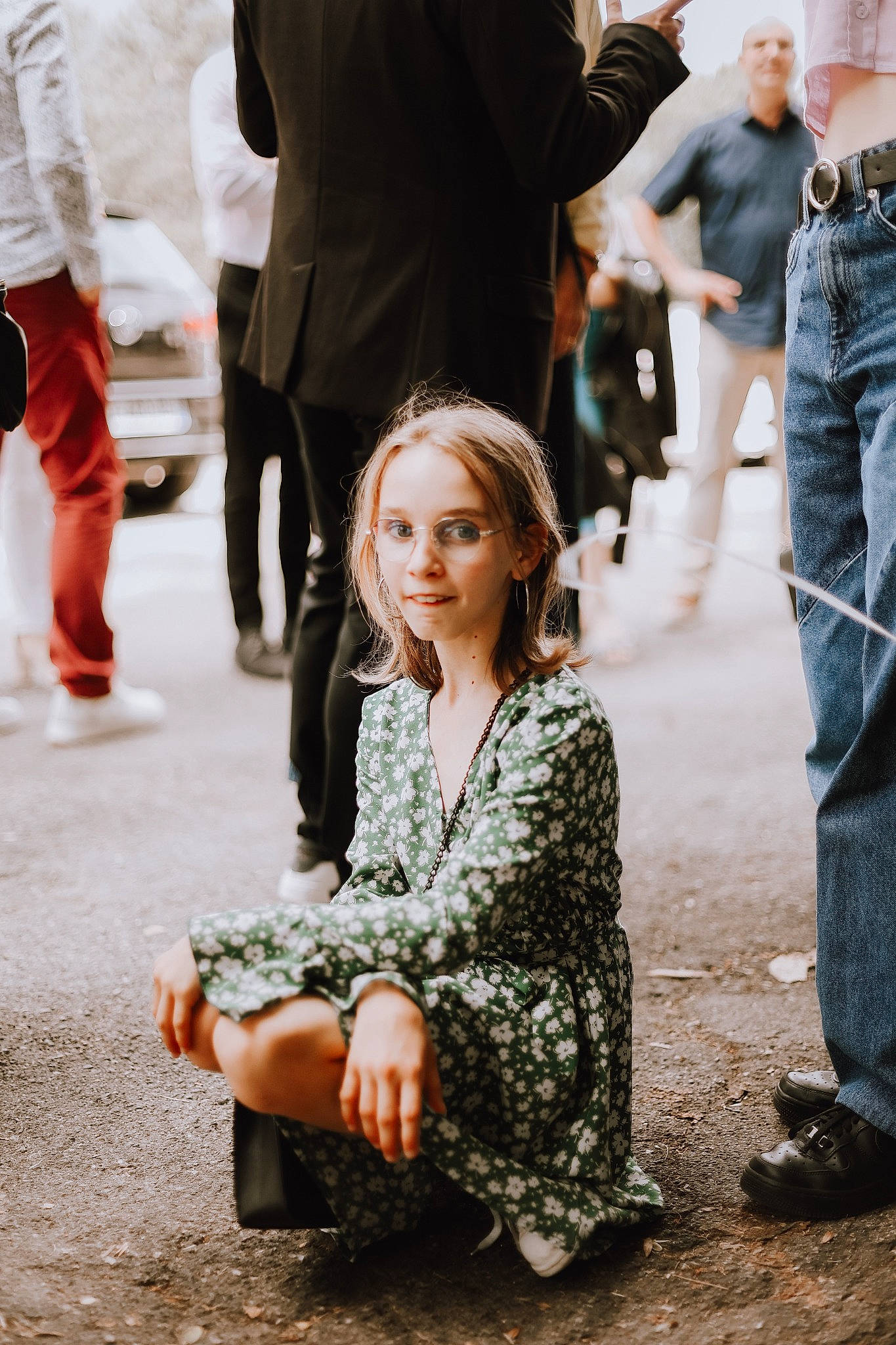 Ninon participe au concours pour gagner de l'argent avec cette photo : black, blurred, clothing, daytime, fashion, fashion_design, gesture, joint, joy, leg, people, person, photograph, public_space, shoe, shoulder, sleeve, sneakers, standing, style