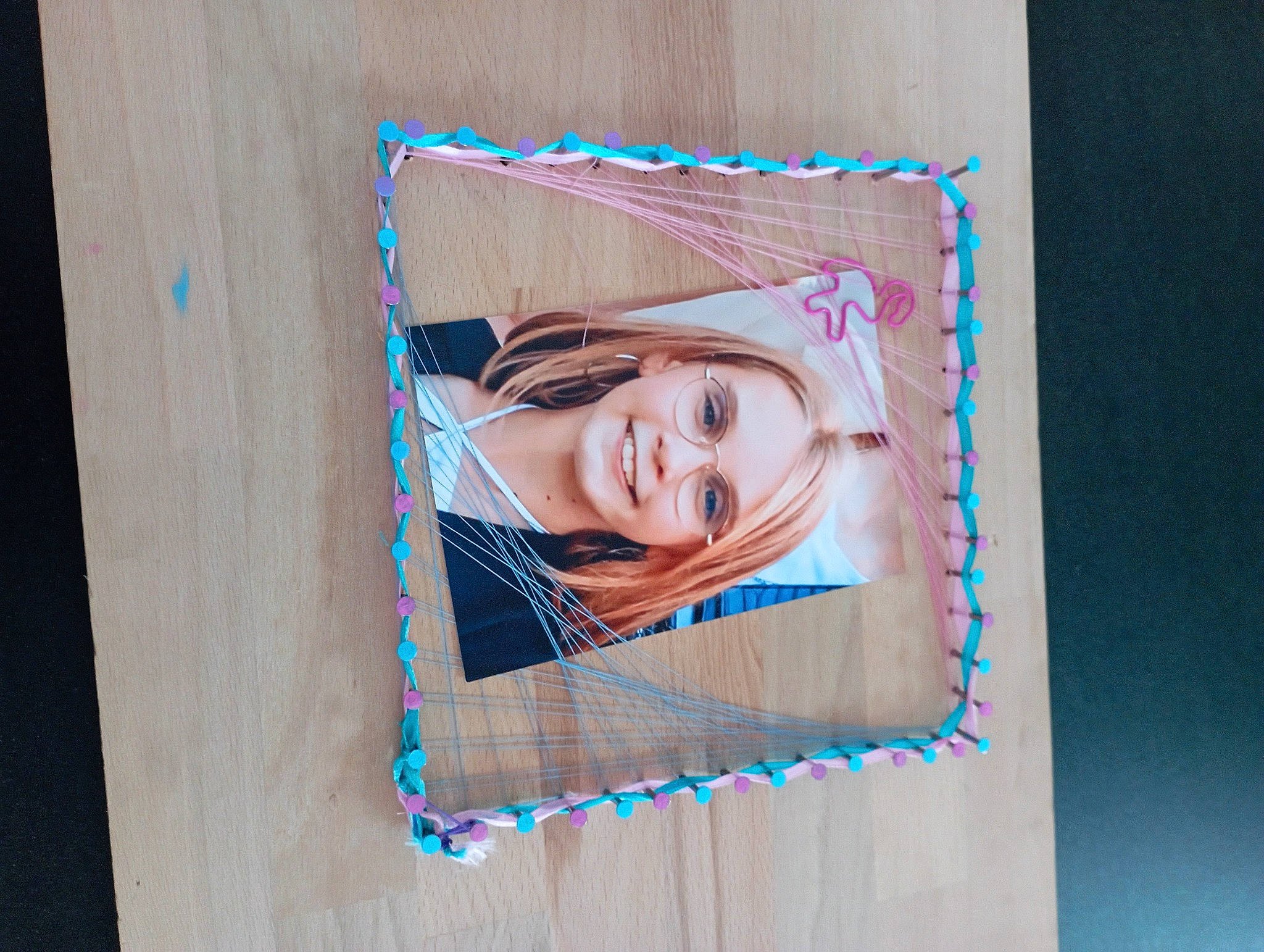 Ninon participe au concours pour gagner de l'argent avec cette photo : art, circle, creative_arts, electric_blue, eyelash, fashion_accessory, font, happy, illustration, joy, magenta, material_property, paint, paper, paper_product, pattern, person, picture_frame, rectangle, smile