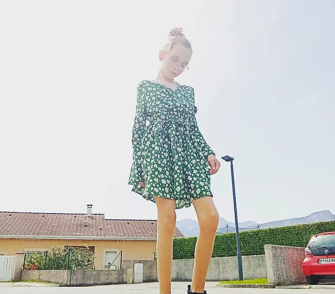 Ninon participe au concours pour gagner de l'argent avec cette photo : automotive_exterior, beauty, blond, day_dress, dress, electric_blue, fashion_design, human_leg, knee, pattern, person, plant, recreation, sky, sleeve, standing, thigh, tire, travel, vehicle_door