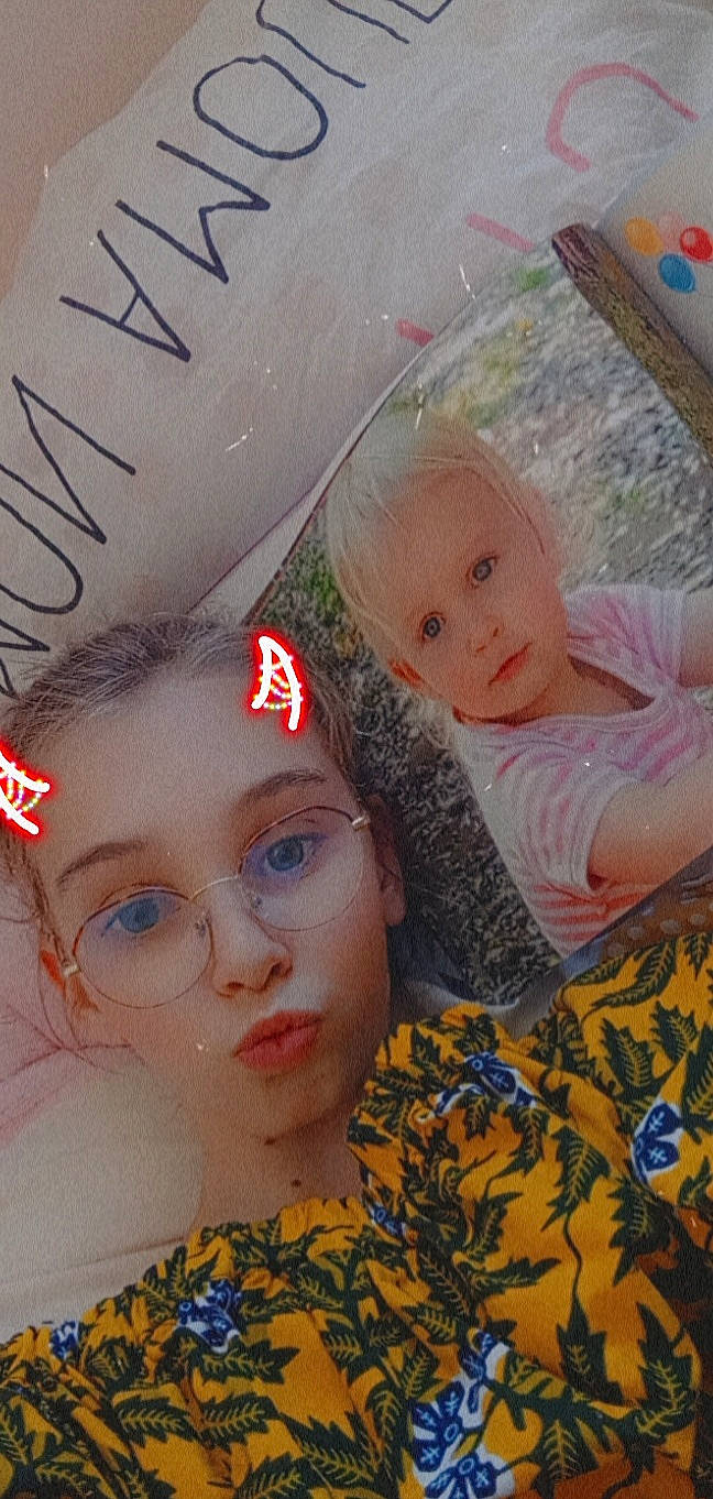 Ninon participe au concours pour gagner de l'argent avec cette photo : cheek, chin, eye, eyebrow, eyelash, facial_expression, forehead, hairstyle, happy, headgear, iris, lip, mouth, nose, organ, person, photograph, pink, skin, textile