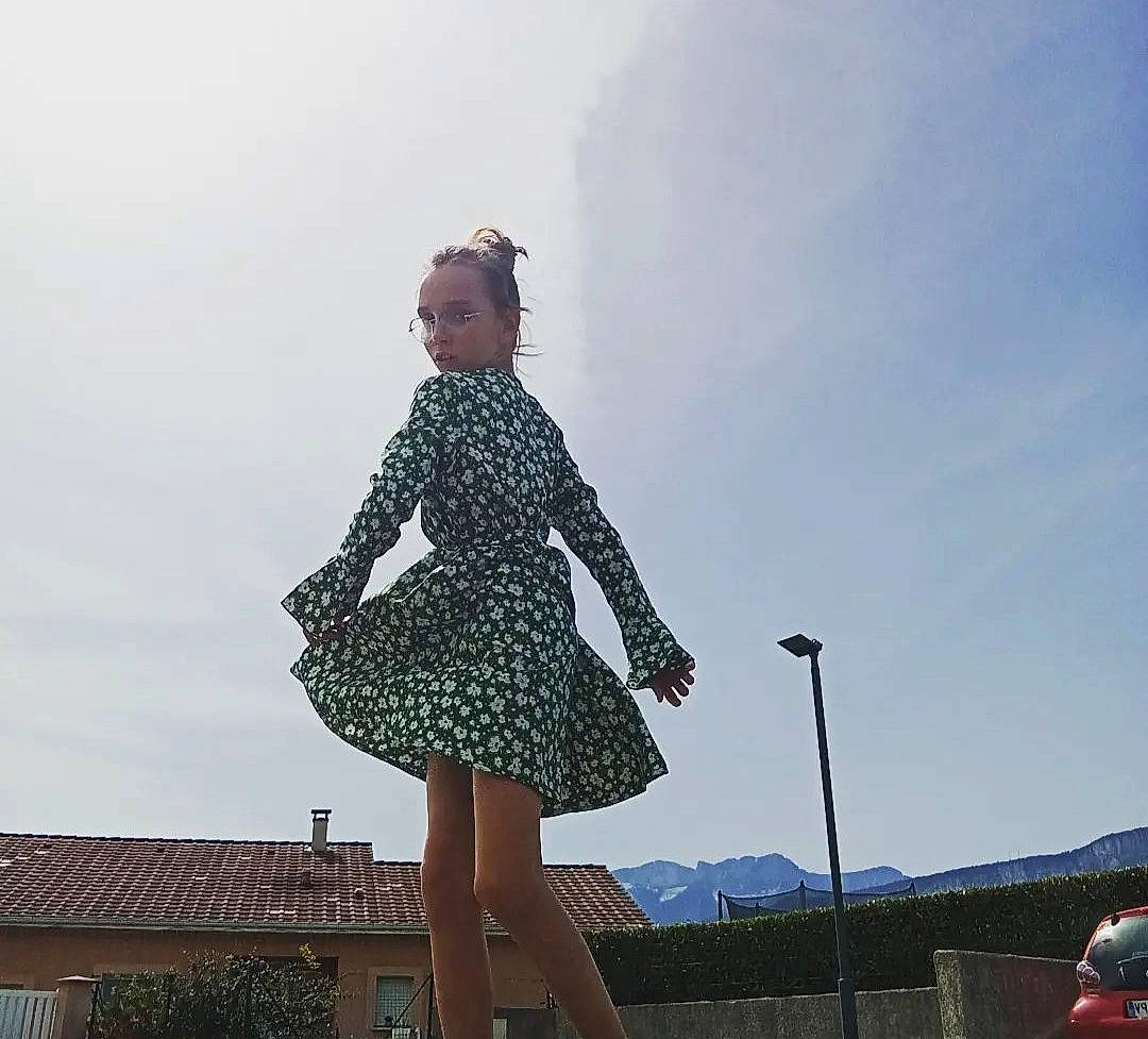 Ninon participe au concours pour gagner de l'argent avec cette photo : cloud, day_dress, entertainment, eyewear, fashion_accessory, fashion_design, fun, happy, human_leg, leisure, metal, pattern, people_in_nature, person, polka_dot, recreation, sky, street_fashion, street_light, thigh
