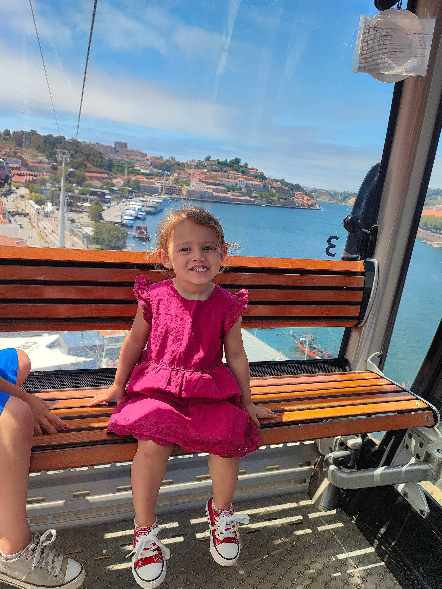 Alynnah a rejoint le concours — aidez-le/la à gagner de superbes lots ! boat, body_of_water, child, footwear, fun, happy, joy, lake, leisure, outdoor_furniture, person, recreation, sandal, shoe, sky, smile, sneakers, summer, toddler, travel