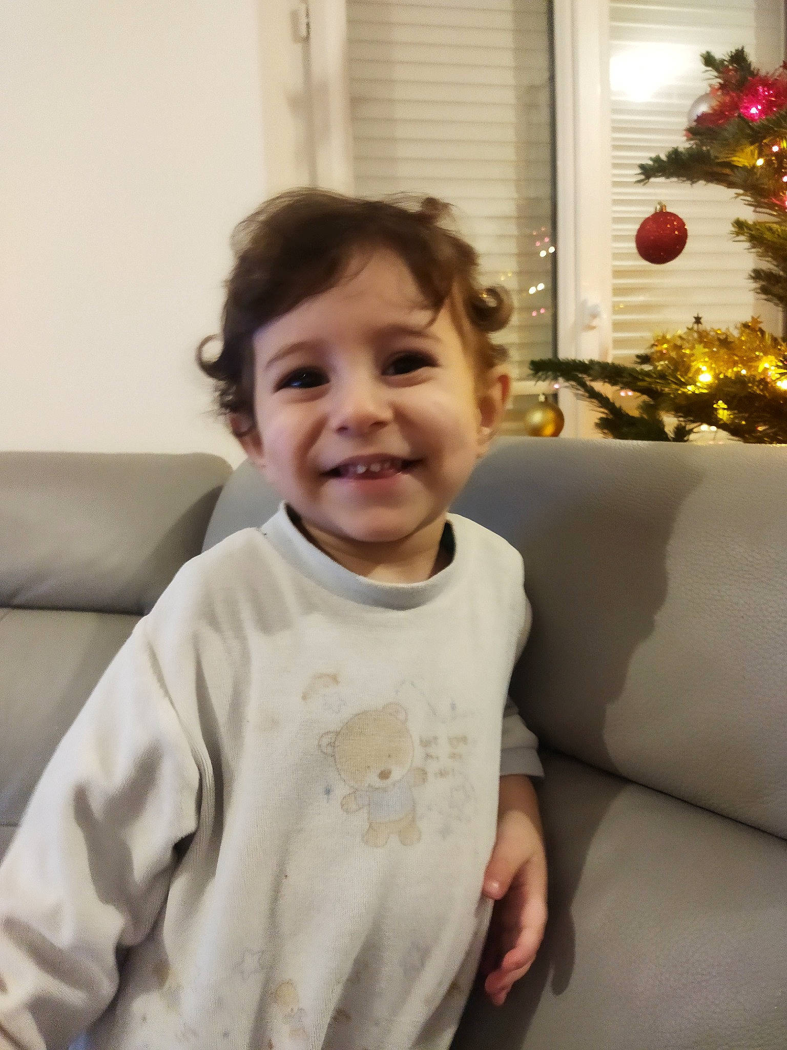 Cameron participe au concours pour gagner de l'argent avec cette photo : baby, baby_toddler_clothing, cheek, child, christmas_ornament, christmas_tree, comfort, couch, event, face, facial_expression, gesture, hairstyle, happy, head, joy, ornament, person, room, sleeve