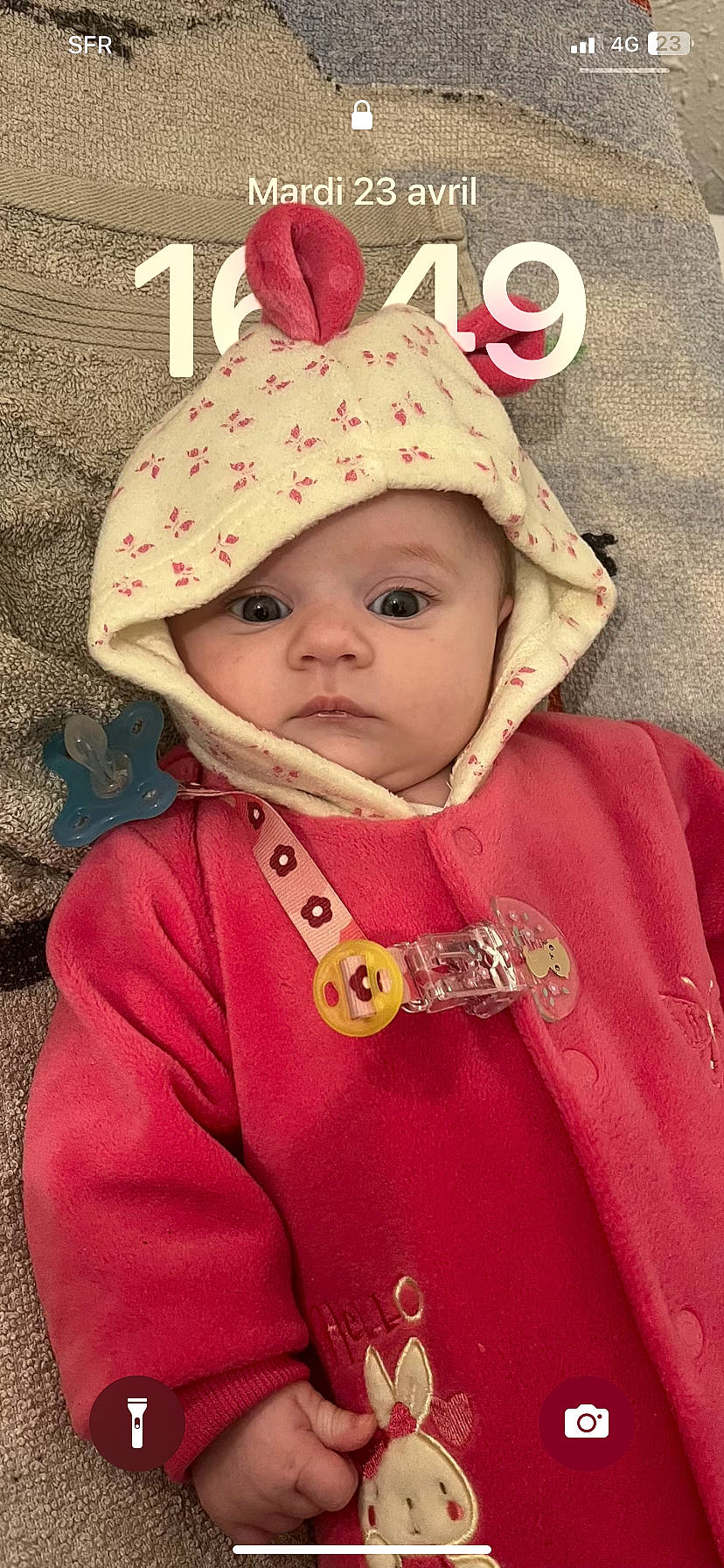 Lola a rejoint le concours — aidez-le/la à gagner de superbes lots ! baby, baby_toddler_clothing, cap, cheek, chin, collar, costume_hat, eye, face, facial_expression, head, headgear, headwear, human_body, jacket, lip, outerwear, person, pink, red