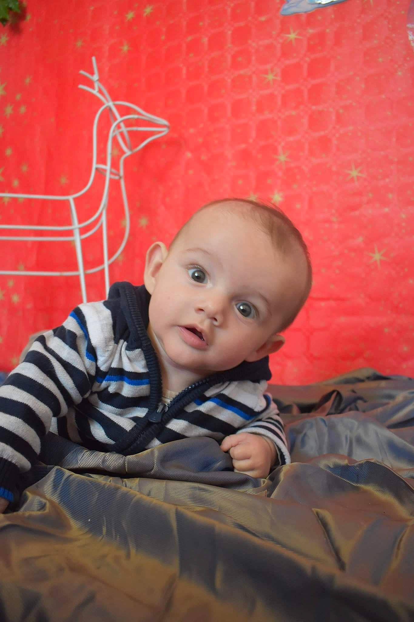 Enzo participe au concours pour gagner de l'argent avec cette photo : antler, baby, baby_toddler_clothing, cheek, child, child_model, comfort, deer, person, portrait_photography, toddler, tummy_time