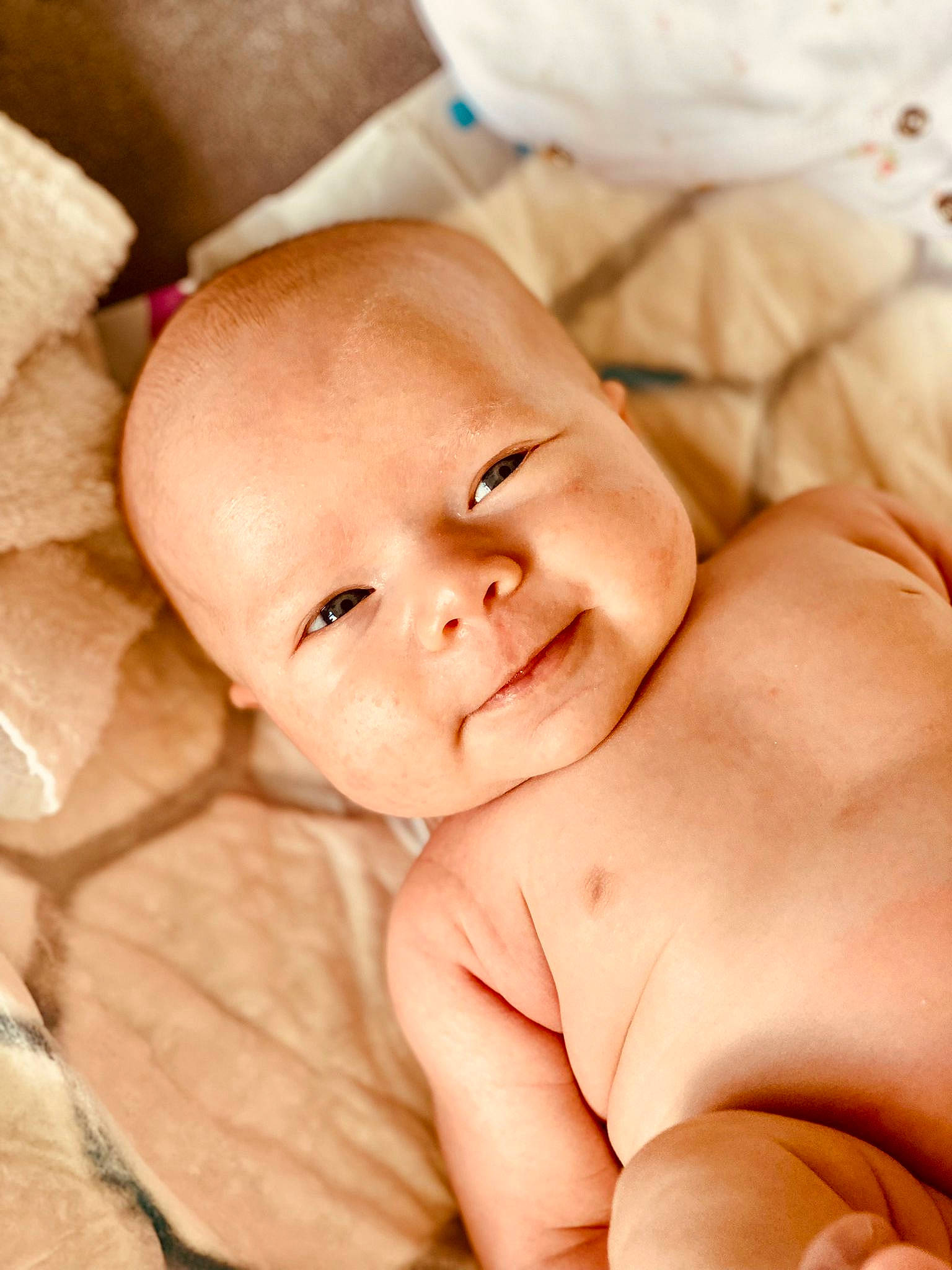 Lily participe au concours pour gagner de l'argent avec cette photo : baby, cheek, child, chin, comfort, event, eye, face, facial_expression, finger, happy, head, iris, lip, mouth, person, pink, skin, smile, thumb